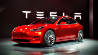 Кошмарно тримесечие за Tesla. Доставките на електромобили паднаха до нивата от 2022 година